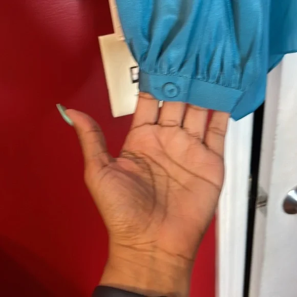 ❌❌❌SOLD❌❌❌BCBG MAXAZRIA BLOUSE - Picture 8 of 9